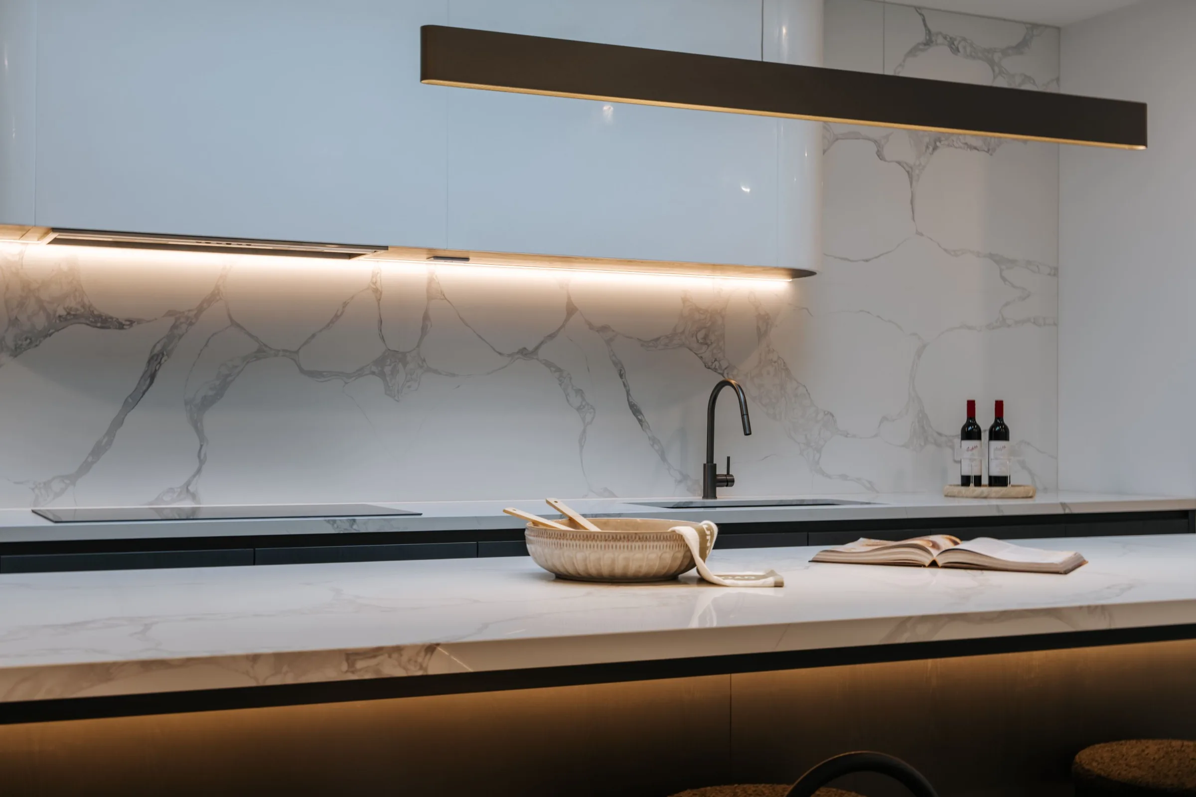 Marble kitchen splashback with concealed rangehood lighting
